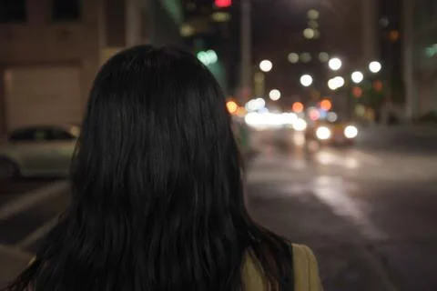 Woman standing at intersection Foto stock