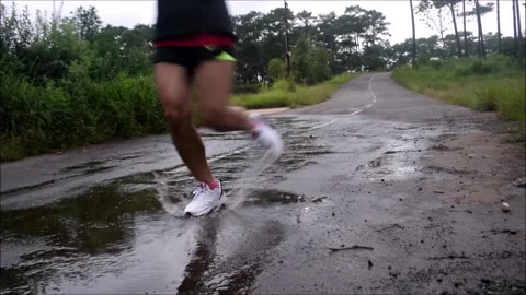 A woman steps on water while jogging 動画素材 158124612