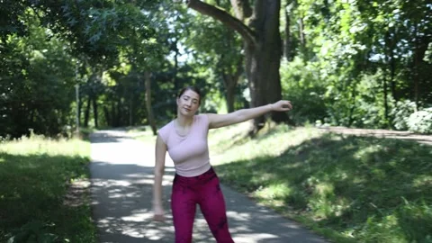 Woman stretching after inline skating Vidéo 341476984