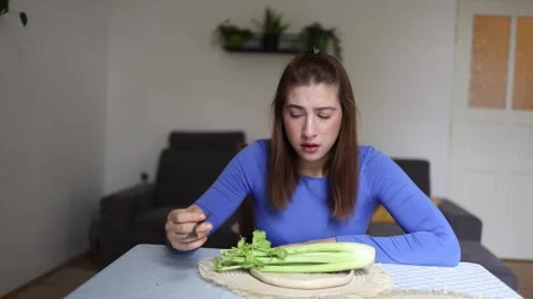 Woman struggles with disordered eating and obsessive calorie thoughts Vidéo 341237220