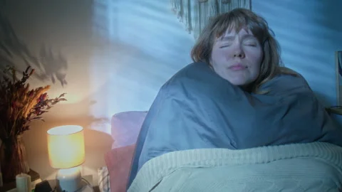 Woman Suffering from Panic Attack in Bed at Night 库存影片 344278202