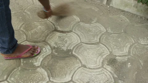 Woman Sweeping Vidéo 337939003