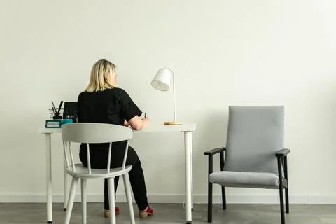 The woman at the table Foto stock