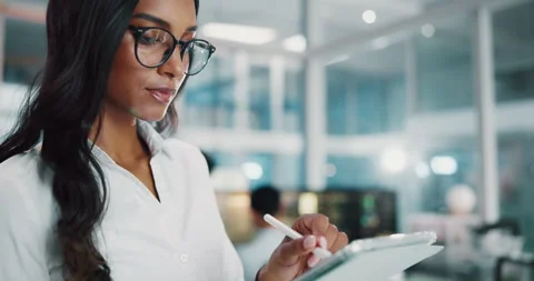 Woman, tablet and programmer with pen in office for software development or 库存影片 308993679
