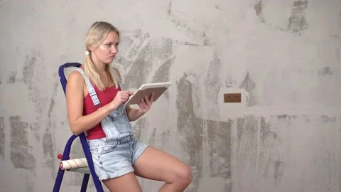 Woman with tablet computer chooses interior design in the house Vidéo 147946083