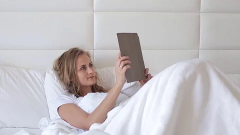 Woman with tablet PC Stock-Footage 76199956