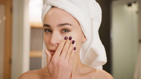 Woman taking off makeup 스톡 동영상 101484134