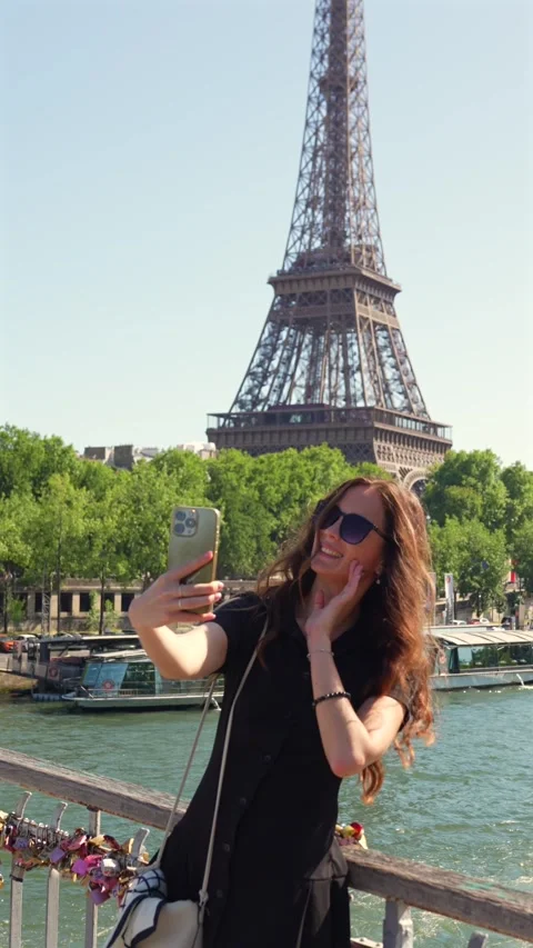 Woman taking selfie by Eiffel Tower in Paris Video stock 310449067