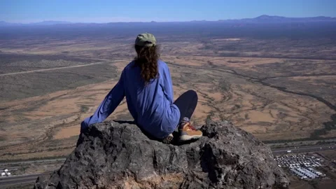 A woman taking in the view from a mountain summit in Arizona Stock Footage 169702061