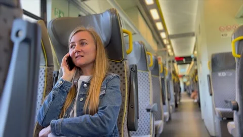 A woman talking on a mobile phone while traveling in a public subway, a Vídeo Stock 253175548