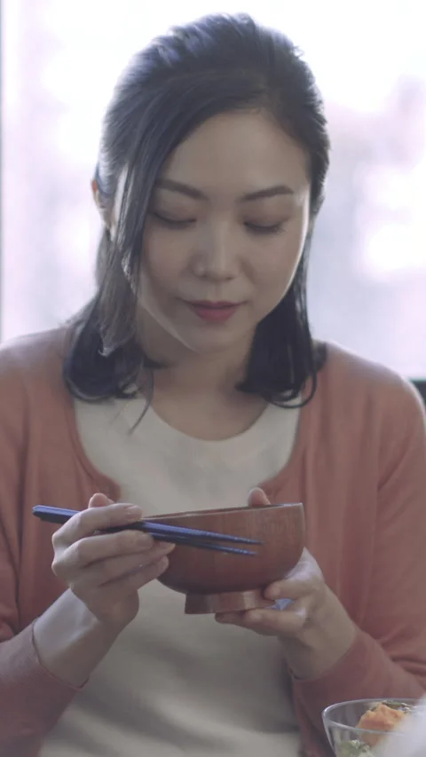 Woman talking while eating Video stock 162246855