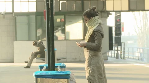 Woman texting while waiting for train  Stock-Footage 1090264