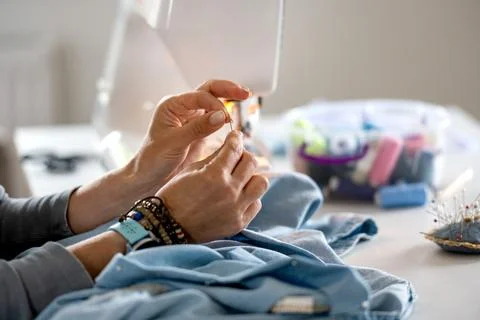 Woman Threading A Needle Foto stock