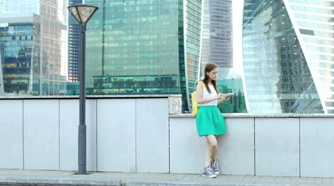 Woman in town using electronic tablet Video stock 52328464