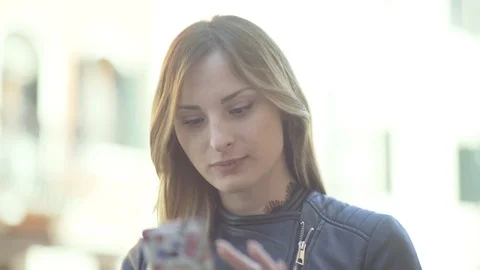 Woman type something in smartphone Vídeo Stock 74726799