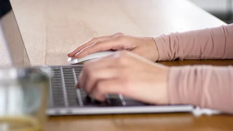 Woman typeing on a macbook Vidéo 128125103