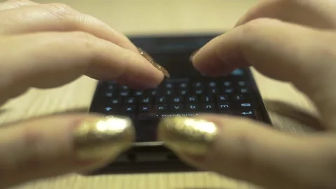 A woman types a text message on her smartphone, taking a macro shot of the smart Vídeo Stock 143552836