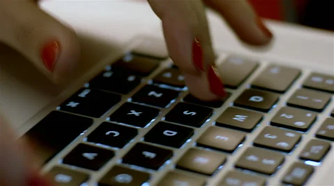 Woman typing on computer Vídeo Stock 62618145