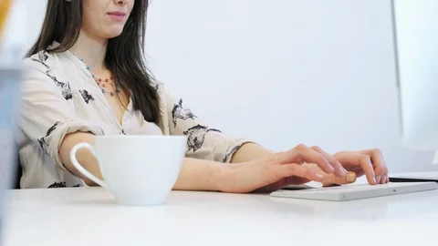 Woman typing Vídeos de archivo 96487409