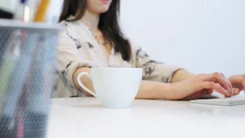 Woman typing Video stock 96487853