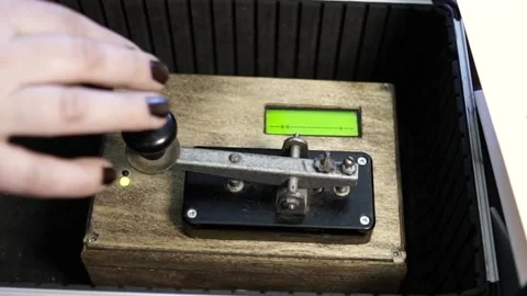 Woman typing a message using Morse code Vídeos de archivo 101876105