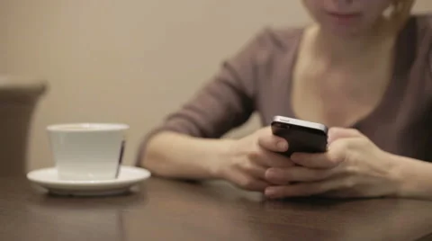 Woman typing on smartphone in the cafe 库存影片 48998501