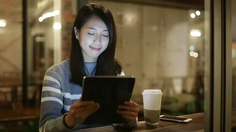 Woman use of digital tablet computer at coffee shop Video stock 65013356