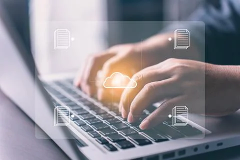 Woman use laptop with cloud computing diagram and virtual cloud technology wi Foto stock