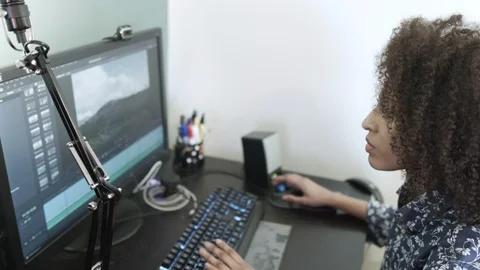 Woman use a tablet Video stock 99602652