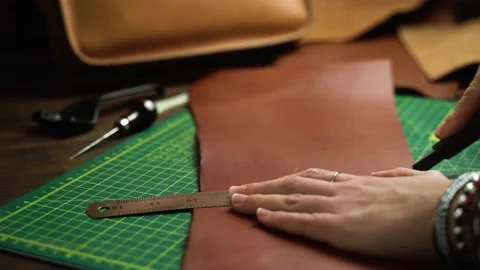 Woman uses tools for leather processing in a craft workshop Vidéo 145937470
