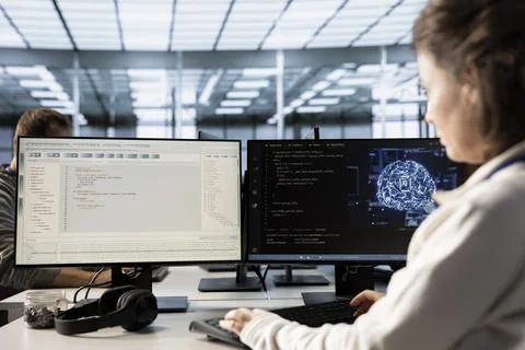 Woman using artificial intelligence technology to optimize data center Foto stock