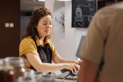 Woman using bar code scanner in bio shop Foto stock