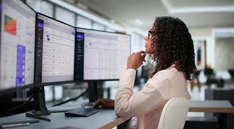 Woman Using Computer Dashboard To Analyze Internal Controls And Compliance Da Stockfoto's
