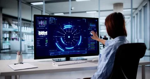 Woman Using Computer Dashboard To Predict Future Financial Growth In Office. 스톡 사진