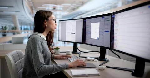 Woman Using Computer To Manage Customer Support Tickets With Focused Attentio 库存照片