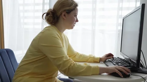 Woman using computer for online shopping, gaming, internet banking, paying .. Stockbeeldmateriaal 239842425