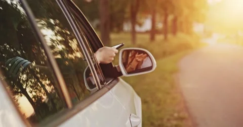 Woman using digital tablet in the car, reading road map and navigation Vidéo 50960094