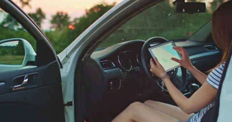 Woman using digital tablet in the car. Reading road map and navigation Vidéo 50993899
