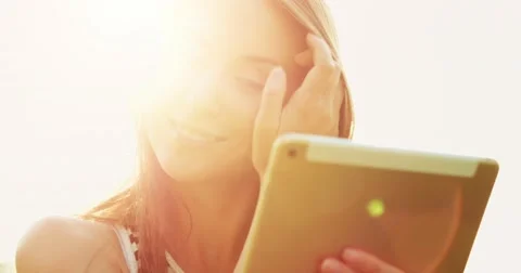 Woman using digital tablet computer outdoors in the park, nature. Slow motion. Vidéo 66855779