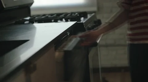 WOMAN USING THE DISHWASHER Vidéo 67431338