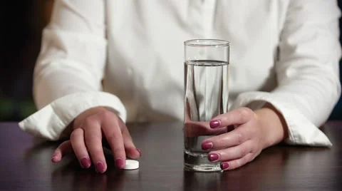 Woman using a fizzy tablet. Video stock 41901820