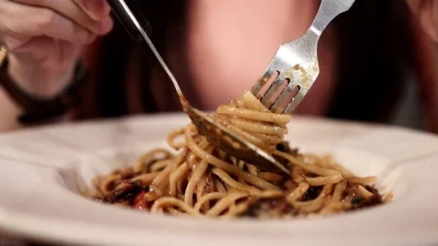 Woman Using Fork and Spoon to Eating Spaghetti Beef Sauce in Restaurant. Sele 库存影片 117784547