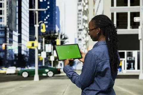 Woman using green screen tablet in city Stockfoto's