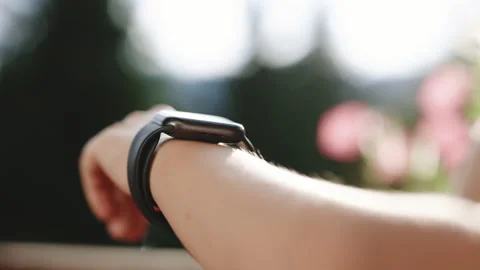 Woman using her smartwatch touchscreen wearable technology device. Young woman Vídeos de archivo 194572513