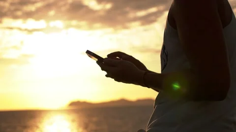 Woman Using iPhone at Sunset in Slow Motion. 库存影片 40069799