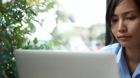 Woman using laptop in cafe Vidéo 68036142