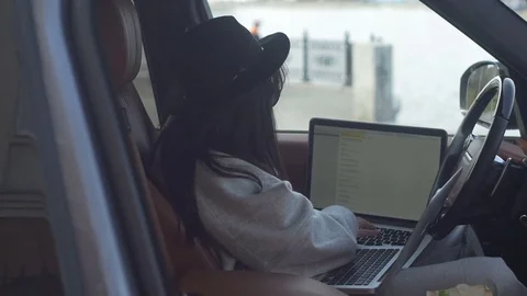 Woman using laptop 库存影片 75089060