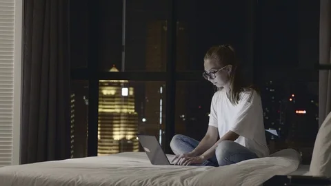 Woman Using Laptop Stock-Footage 87662917