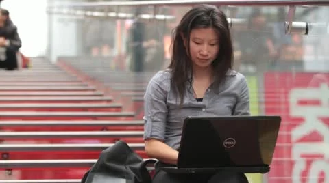 Woman Using Laptop on Red Steps in Timesquare Vídeos de archivo 20705140