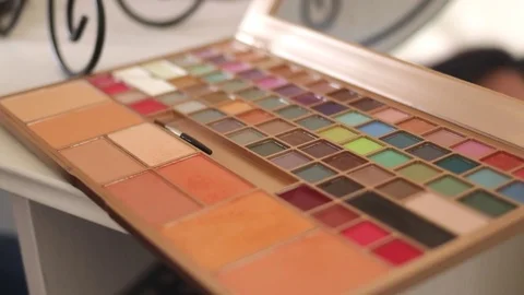 Woman using make up 库存影片 75218416